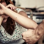 Gewalt gegen Frauen: Parteilichkeit vs. systemisches Denken